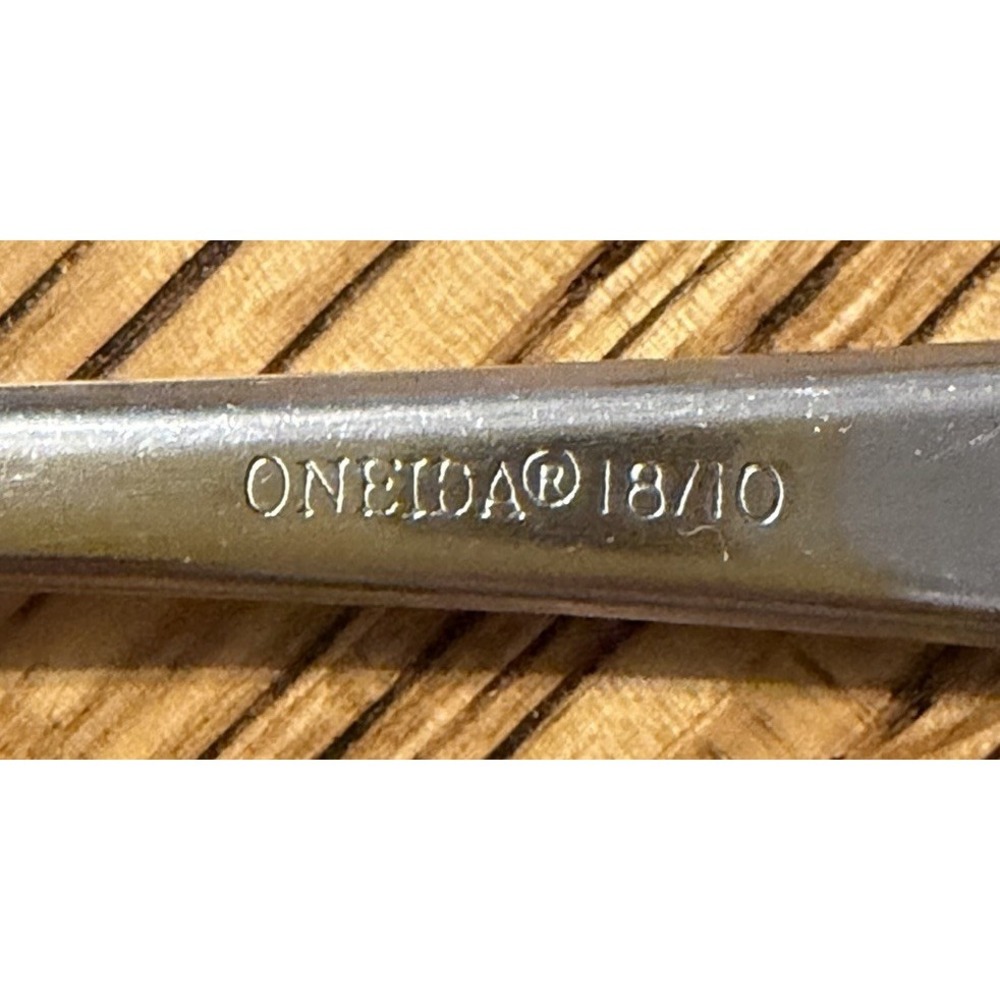 Oneida 18/10 Stainless Solid Handle Sugar Shell Spoon 6 3/8" - Picture 3 of 3